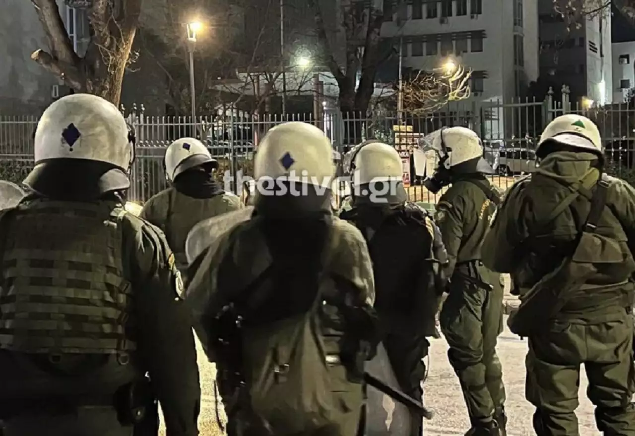 Θεσσαλονίκη: Επίθεση κουκουλοφόρων σε δυνάμεις των ΜΑΤ έξω από το ΑΠΘ ΦΩΤΟ - ΒΙΝΤΕΟ
