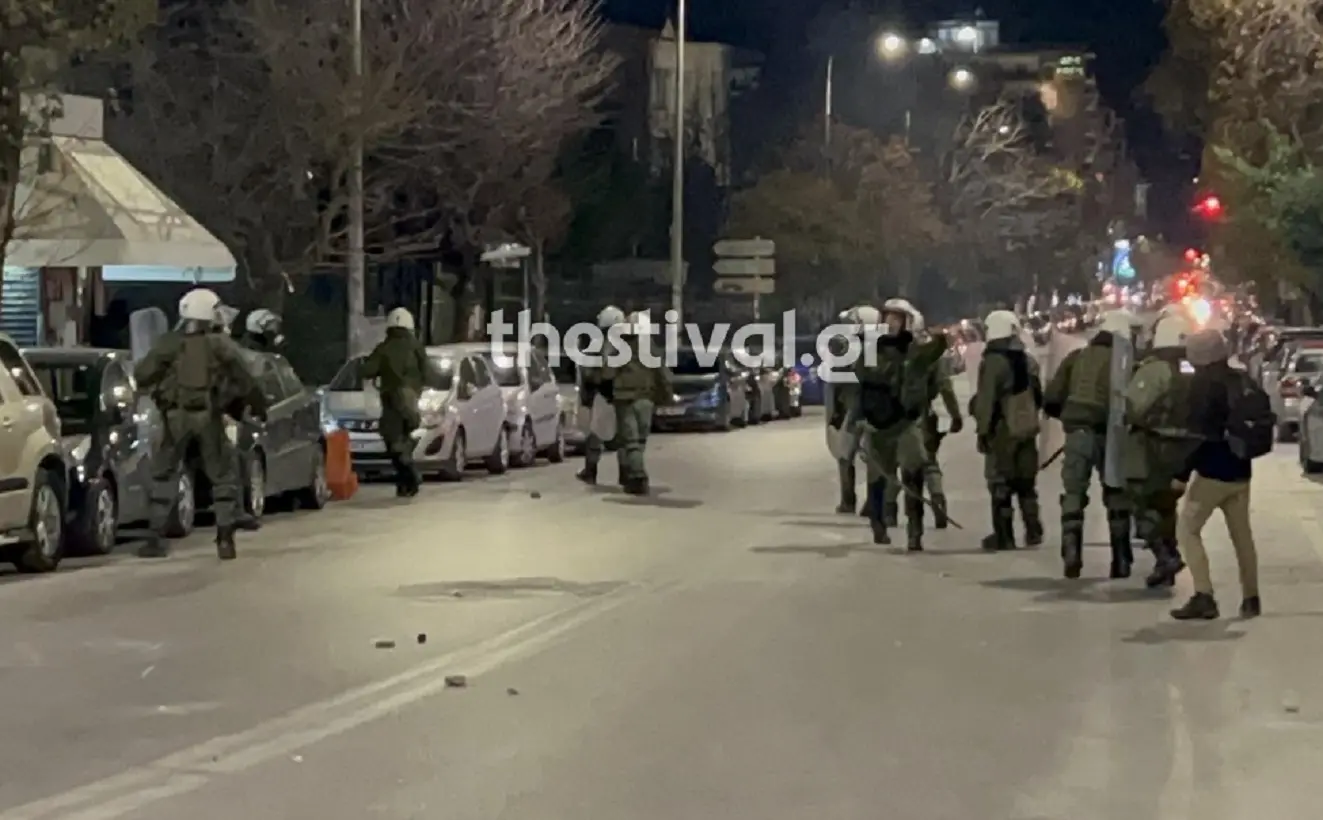 Θεσσαλονίκη: Επίθεση κουκουλοφόρων σε δυνάμεις των ΜΑΤ έξω από το ΑΠΘ ΦΩΤΟ - ΒΙΝΤΕΟ