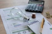 Σταθερά και ελαφρώς μειωμένα τα τιμολόγια ρεύματος τον Οκτώβριο