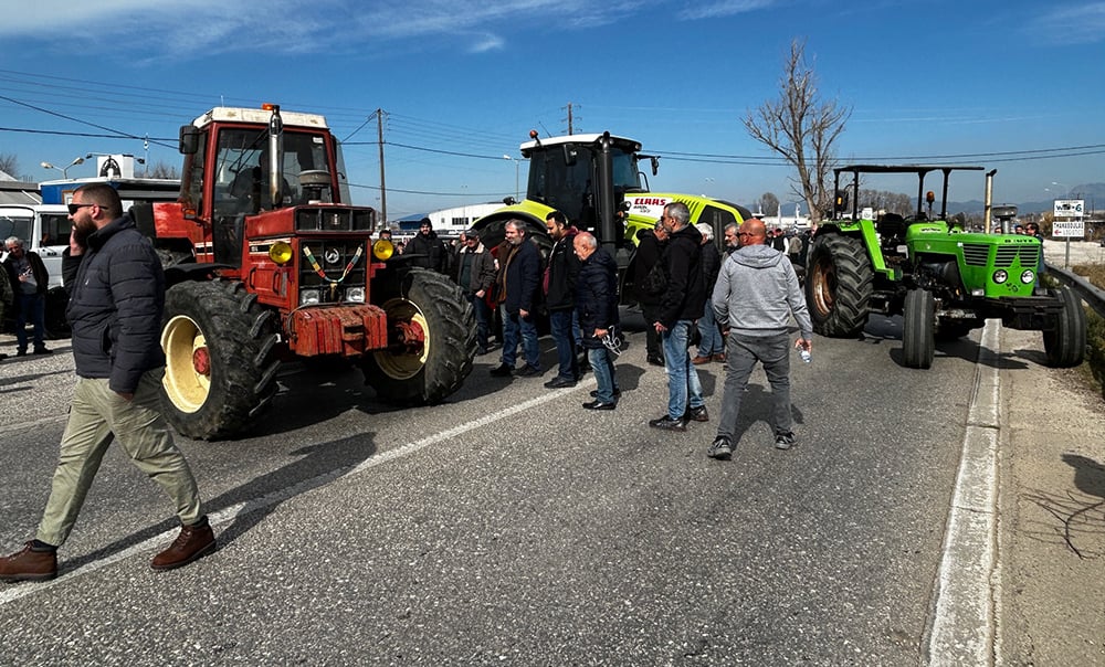 Αγρότες: Σε παράταξη τα τρακτέρ στην εθνική οδό στο Αγρίνιο ΦΩΤΟ-ΒΙΝΤΕΟ