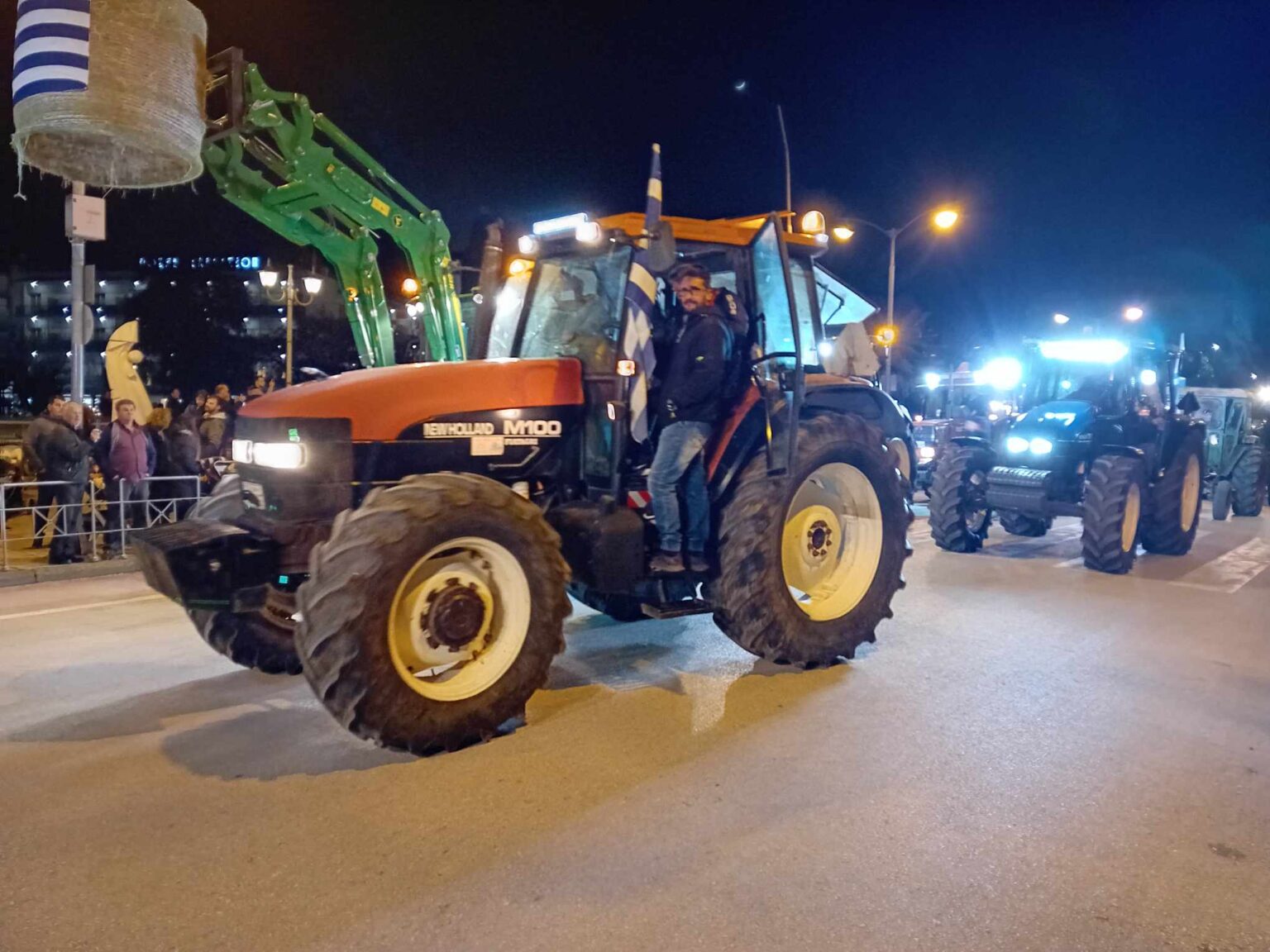Νυχτερινή αγροτική κινητοποίηση – Με τα τρακτέρ στο κέντρο των Τρικάλων ΦΩΤΟ