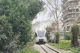 Τρένο που εκτελούσε δρομολόγιο Χαλκίδα – Αθήνα προσέκρουσε σε δέντρο