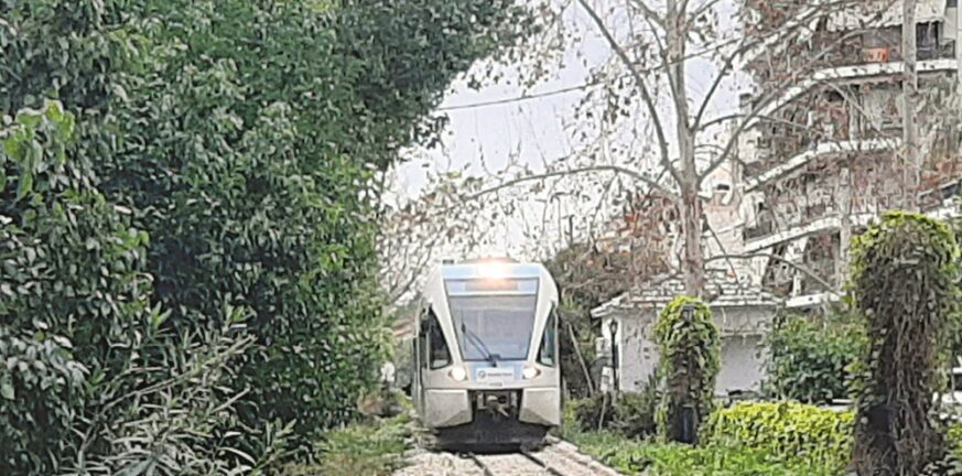 Τρένο που εκτελούσε δρομολόγιο Χαλκίδα – Αθήνα προσέκρουσε σε δέντρο