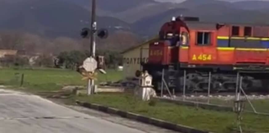 ΒΙΝΤΕΟ - Οδηγός τρένου στην Ξάνθη ελέγχει ο ίδιος την αφύλακτη διάβαση