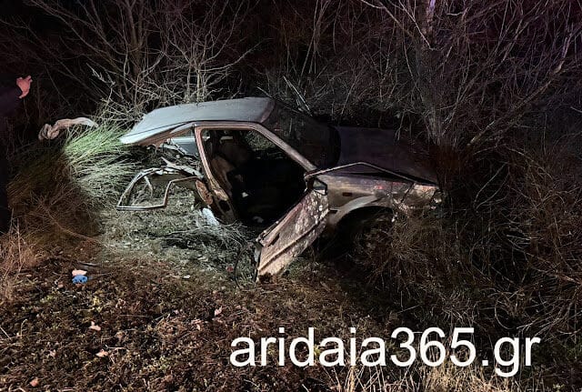Σοκαριστικό τροχαίο έξω από την Αριδαία – Αυτοκίνητο κόπηκε στα δύο