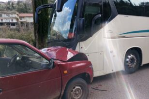 Τροχαίο στη Δάφνη Καλαβρύτων - Σχολικό λεωφορείο συγκρούστηκε με αγροτικό ΦΩΤΟ