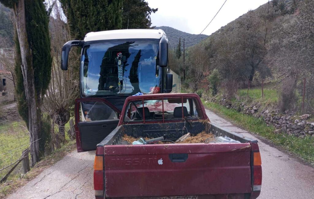 Τροχαίο στη Δάφνη Καλαβρύτων - Σχολικό λεωφορείο συκρούστηκε με αγροτικό ΦΩΤΟ