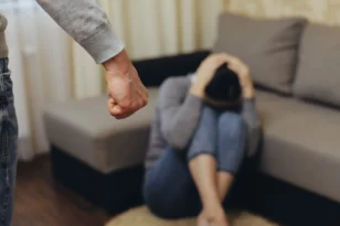 Βόλος: Απείλησε να πνίξει τη σύζυγό του επειδή πίστευε ότι τον απατά