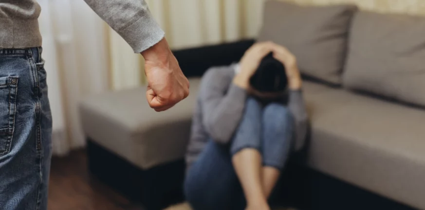 Βόλος: Απείλησε να πνίξει τη σύζυγό του επειδή πίστευε ότι τον απατά