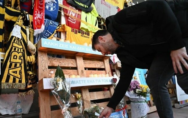 Νίκος Ανδρουλάκης: Με λουλούδια στο σημείο της δολοφονίας του Άλκη Καμπανού 