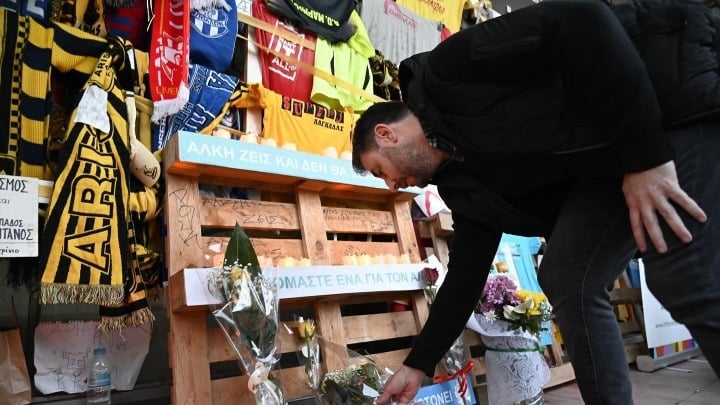 Νίκος Ανδρουλάκης: Με λουλούδια στο σημείο της δολοφονίας του Άλκη Καμπανού 