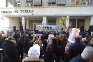 Υπουργείο Υγείας: Ένταση με Άδωνι Γεωργιάδη στη συγκέντρωση των συμβασιούχων – Του πέταξαν καφέ BINTEO