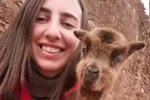 Κτηνοτρόφος από Καλάβρυτα: Η 22χρονη στο μαντρί που αποθεώνεται στο Τικ Τοκ!
