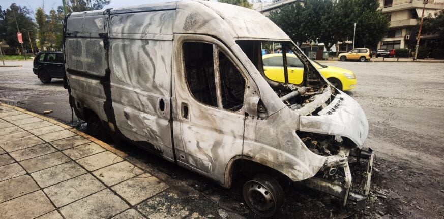 Ζωγράφου: Έκαψαν με μολότοφ αυτοκίνητα στην Πανεπιστημιούπολη