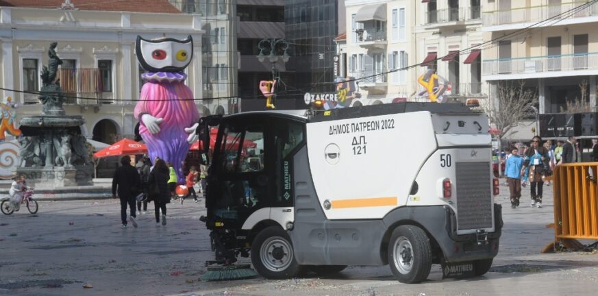 Πάτρα: «Επιχείρηση καθαριότητα» από συνεργεία του Δήμου μετά την παρέλαση των μικρών - ΦΩΤΟ