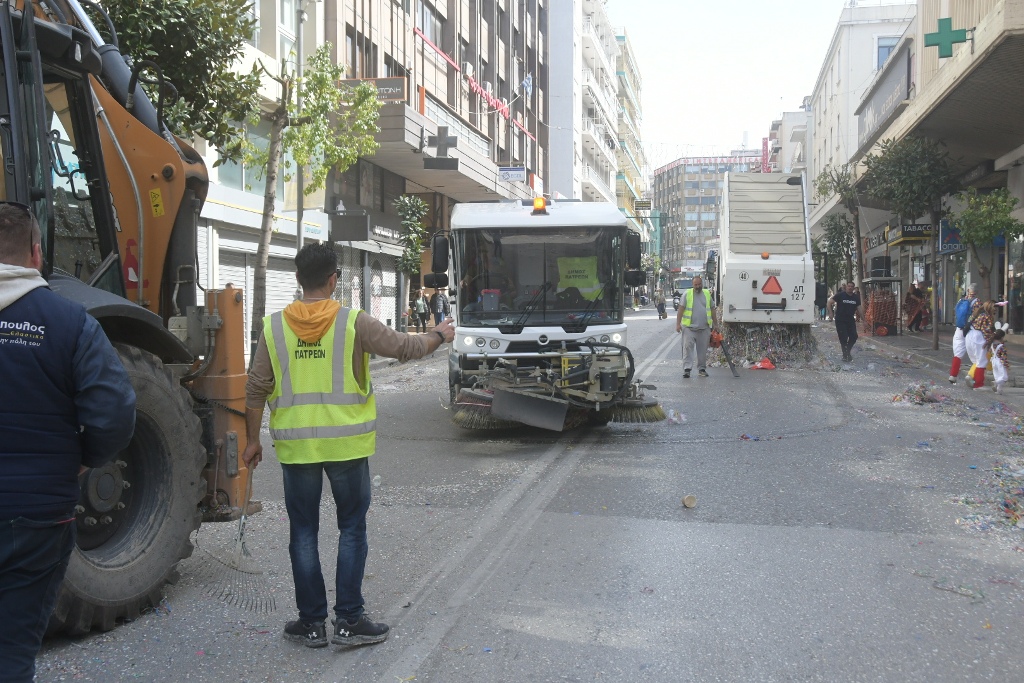 Πάτρα: «Επιχείρηση καθαριότητα» από συνεργεία του Δήμου μετά την παρέλαση των μικρών - ΦΩΤΟ
