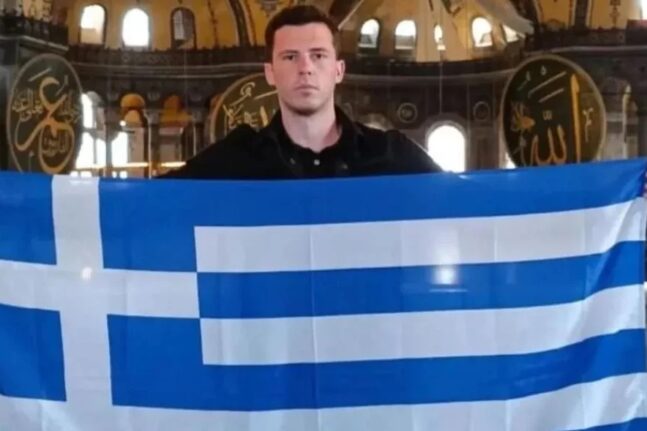 Τουρκία: Έντονες αντιδράσεις για Έλληνα που άνοιξε σημαία μέσα στην Αγία Σοφία