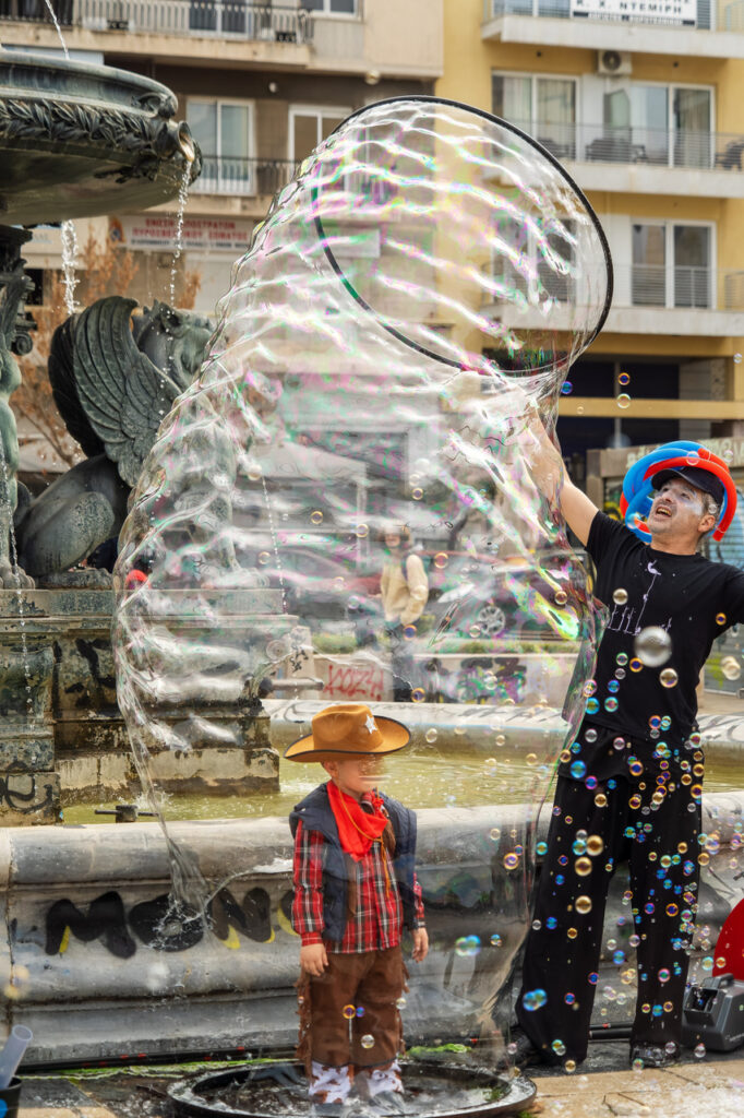 Καρναβαλικές «ορθοπεταλιές» πλημμύρισαν με χρώμα, χαρά και ελπίδα τους δρόμους της Πάτρας ΦΩΤΟ