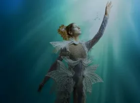 «Σειρήνα» στον βυθό... η Βασίλισσα του Πατρινού Καρναβαλιού-Στην «Π» η πατρινή χορεύτρια