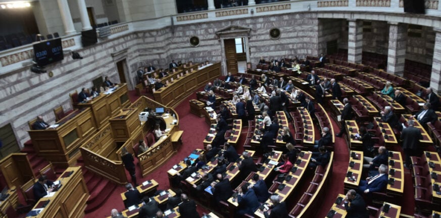 Βουλή: Υπερψηφίστηκε το ν/σ για τους δικηγόρους - Τροπολογίες για φθηνή ενέργεια σε αγρότες και έλεγχο συνταγογράφησης