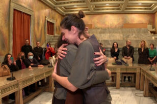 Τελέστηκε ο πρώτος γάμος μεταξύ γυναικών - Συγκίνηση στο δημαρχείο ΦΩΤΟ