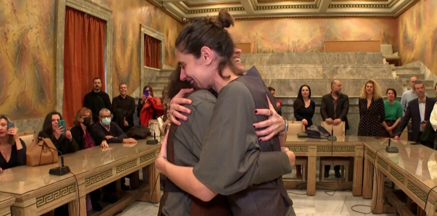 Τελέστηκε ο πρώτος γάμος μεταξύ γυναικών - Συγκίνηση στο δημαρχείο ΦΩΤΟ