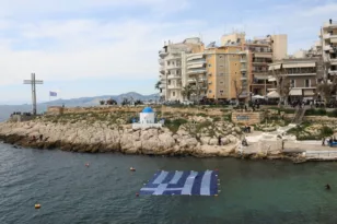 25η Μαρτίου: Στα νερά της Πειραϊκής κυμάτισε και φέτος η τεράστια ελληνική σημαία