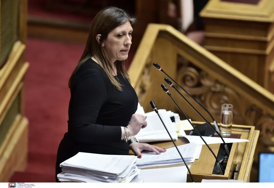 Βουλή: Με μία στοίβα από έγγραφα ανέβηκε στο βήμα η Ζωή Κωνσταντοπούλου - «57 ψυχές ζητούν δικαίωση» ΦΩΤΟ
