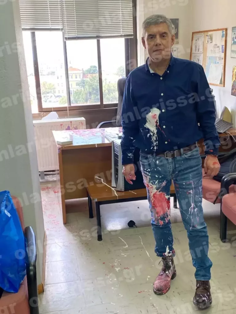 Ο Κώστας Αγοραστός δέχτηκε επίθεση με μπογιές – ΦΩΤΟ από το περιστατικό σε βάρος του πρώην Περιφερειάρχη Θεσσαλίας