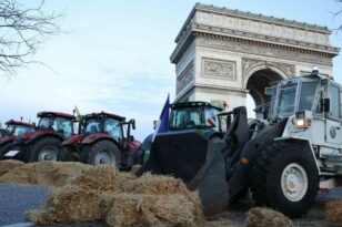 Παρίσι: Αγρότες μπλόκαραν την κυκλοφορία γύρω από την Αψίδα του Θριάμβου - ΒΙΝΤΕΟ