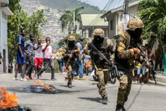 Χάος στην Αϊτή με επεισόδια και οδομαχίες: Οπλισμένες συμμορίες εξαπλώνουν κι άλλο τον έλεγχό τους στο Πορτ-ο-Πρενς - Απομακρύνονται οι Αμερικανοί