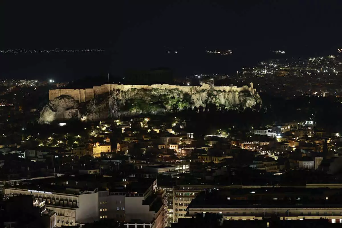 Ώρα της Γης 2024: Η Ακρόπολη στο σκοτάδι – «Εξαφανίστηκε» ο Ιερός Βράχος ΦΩΤΟ