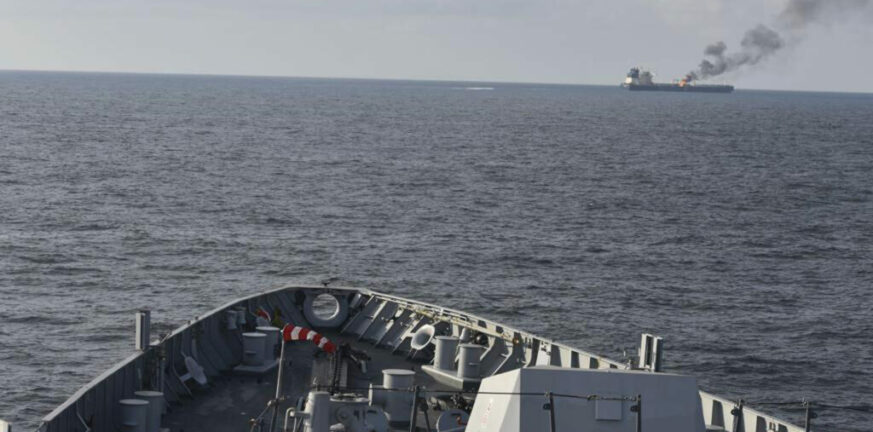 Eπίθεση σε πλοίο ανοικτά της Υεμένης: Το πλήρωμα αναφέρει τουλάχιστον δύο νεκρούς και έξι τραυματίες, δήλωσε Αμερικανός αξιωματούχος