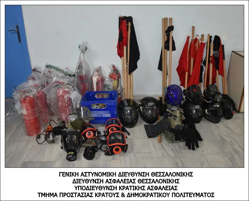 Θεσσαλονίκη: Τι βρήκε η ΕΛΑΣ κατά την έφοδο στο ΑΠΘ - Ναυτικοί πυρσοί, χειροβομβίδες κρότοι λάμψης και κοντάρια