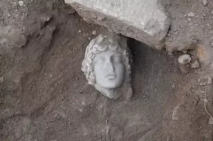 Φίλιπποι: Φοιτητές ανακάλυψαν κεφαλή του Απόλλωνα, εντυπωσιακές εικόνες