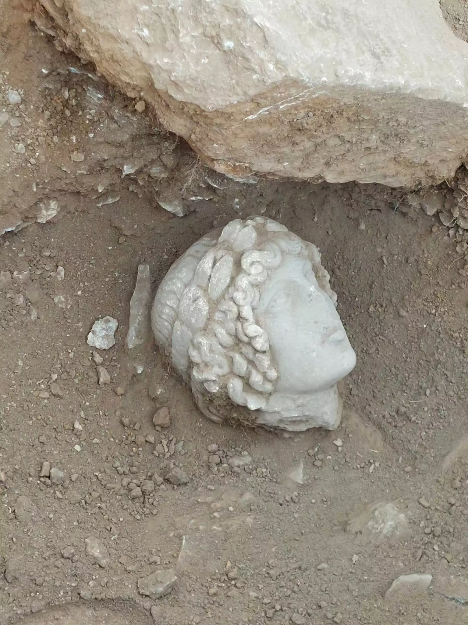 Φίλιπποι: Φοιτητές ανακάλυψαν κεφαλή του Απόλλωνα, εντυπωσιακές εικόνες