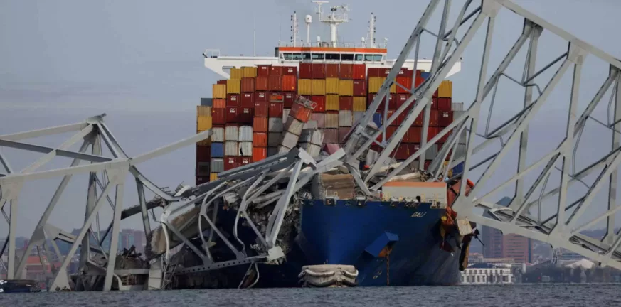 Βαλτιμόρη: Το πλοίο είχε εκπέμψει sos πριν πέσει πάνω στη γέφυρα – «Το πλήρωμα έσωσε ζωές»