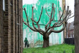 Η νέα τοιχογραφία του Banksy στο Λονδίνο και το μήνυμά του για το περιβάλλον