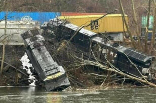 Πενσυλβάνια: Εκτροχιάστηκε τρένο – Βαγόνια έπεσαν σε ποτάμι