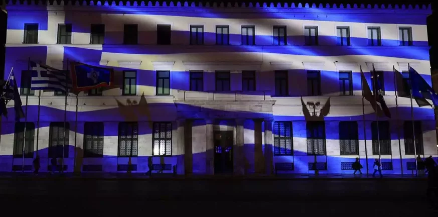 25η Μαρτίου: Στα μπλε φωταγωγήθηκε το δημαρχείο της Αθήνας – «Χρόνια Πολλά Ελλάδα»