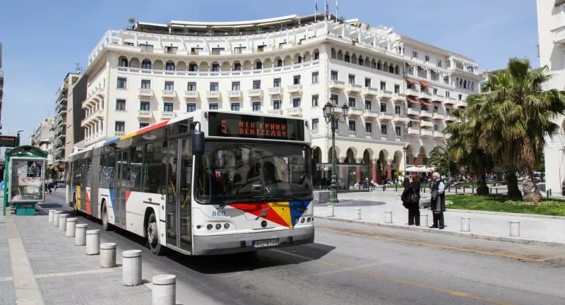 Θεσσαλονίκη: Οδηγός λεωφορείου έκλεισε τις πόρτες για να πιαστεί γυναίκα που άρπαζε πορτοφόλια