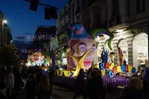Πατρινό Καρναβάλι: Μάγεψε μικρούς και μεγάλους η φαντασμαγορική κάθοδος των αρμάτων στους δρόμους της πόλης! - ΦΩΤΟ