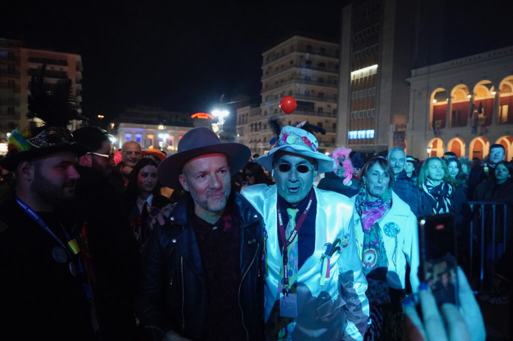 Πατρινό Καρναβάλι: Ξεσήκωσε με τις βαλκανικές μουσικές του και αποθεώθηκε από ένα τεράστιο πλήθος ο Shantel ΦΩΤΟ