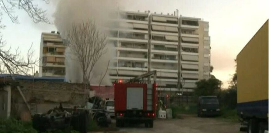 Συναγερμός στα Κάτω Πατήσια: Φωτιά σε υπαίθριο χώρο συνεργείου - Εκρήξεις σε εγκαταλελειμμένα οχήματα