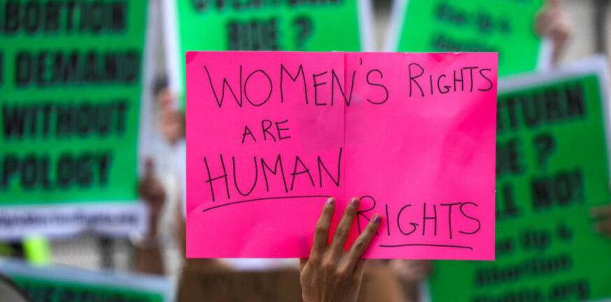 Γαλλία: Κατοχυρώνει συνταγματικά το δικαίωμα στην άμβλωση
