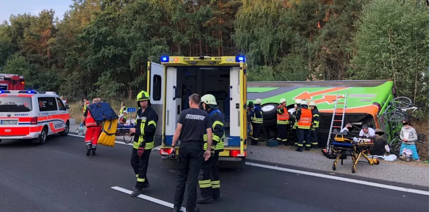 Γερμανία: Πέντε νεκροί και πολλοί τραυματίες σε ανατροπή λεωφορείου - ΦΩΤΟ