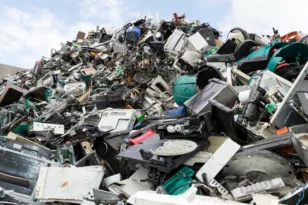 ΟΗΕ: Πετάξαμε 62 εκατ. ηλεκτρονικά απόβλητα το 2022 - στοιχεία και αριθμοί 