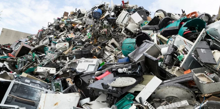ΟΗΕ: Πετάξαμε 62 εκατ. ηλεκτρονικά απόβλητα το 2022 - στοιχεία και αριθμοί 