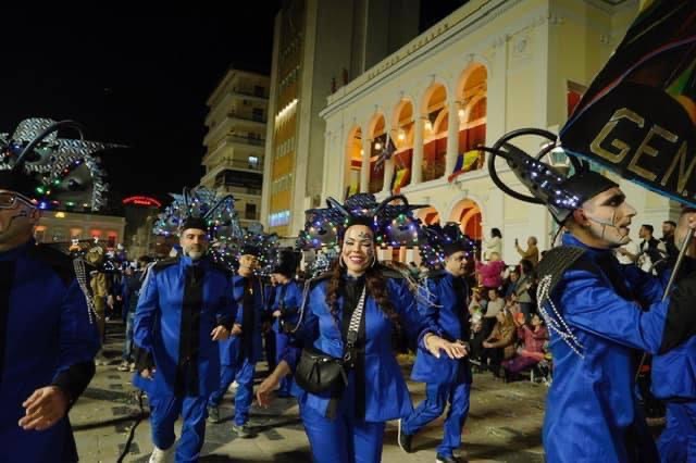 Πατρινό Καρναβάλι: Δείτε φωτογραφίες από τη Νυχτερινή Ποδαράτη παρέλαση του Σαββάτου