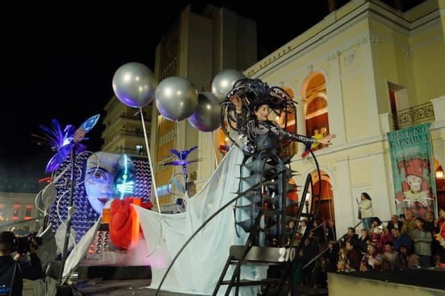 Πατρινό Καρναβάλι: Δείτε φωτογραφίες από τη Νυχτερινή Ποδαράτη παρέλαση του Σαββάτου